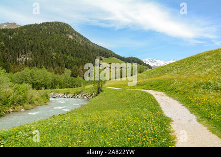 Vue de la vallée de Tuxertal avec Tux river et Zillertal près de Juns et Hintertux glacier en été, Tirol Autriche Europe Banque D'Images