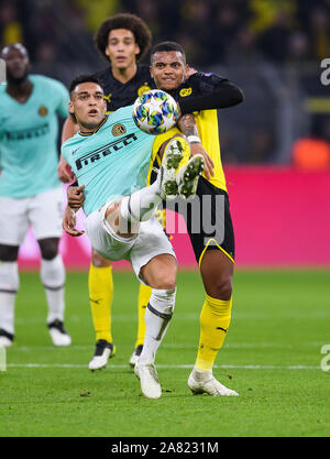 Duels, duel entre Lautaro Martinez (Inter Milan) et Manuel Akanji (Borussia Dortmund). GES/football/Ligue des Champions : Inter Milan - Borussia Dortmund, 05.11.2019 - Football/soccer/Ligue des Champions : Inter Milan vs Borussia Dortmund, Dortmund, Nov 05, 2019 - Règlement du LDF à interdire toute utilisation des photographies comme des séquences d'images et/ou quasi-vidéo. Dans le monde d'utilisation | Banque D'Images