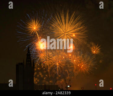 Glasgow, Scotland, UK 5 Novembre, 2019. La ville d'artifice municipal pour célébrer le Bonfire Night était visible de dix kilomètres sur le Quartier Gothique tour de l'horloge de l'Université de Glasgow. Gérard Ferry/ Alamy Live News Banque D'Images