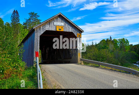 Un pont couvert d'une voie construite en 1909 crossing Wards Creek près de Sussex au Nouveau-Brunswick Canada Banque D'Images