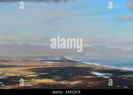 Hróarstunga District, l'Islande. Vue panoramique près de l'entrée d'un Unaos sur la côte Est de la mer de Norvège près de Héraðflói Bay. Banque D'Images