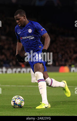 Londres, Royaume-Uni. 05Th Nov, 2019. Kurt Zouma de Chelsea en action. Ligue des Champions groupe H match, Chelsea v Ajax au stade de Stamford Bridge, à Chelsea, Londres, le mardi 5 novembre 2019. Ce droit ne peut être utilisé qu'à des fins rédactionnelles. Usage éditorial uniquement, licence requise pour un usage commercial. Aucune utilisation de pari, de jeux ou d'un seul club/ligue/dvd publications. pic par Steffan Bowen/Andrew Orchard la photographie de sport/Alamy live news Crédit : Andrew Orchard la photographie de sport/Alamy Live News Banque D'Images