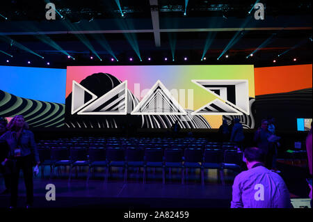 Los Angeles, Californie, USA. 4ème Nov, 2019. Le logo Adobe MAX sur la scène du discours d'Adobe MAX 2019. Adobe MAX est la vitrine annuelle tenue par Adobe Systems pour présenter ses dernières avancées à la communauté des créateurs et le grand public. 2019 L'événement a eu lieu au Los Angeles Convention Centre du 2-4 novembre. Credit : Stan Sholik/ZUMA/Alamy Fil Live News Banque D'Images