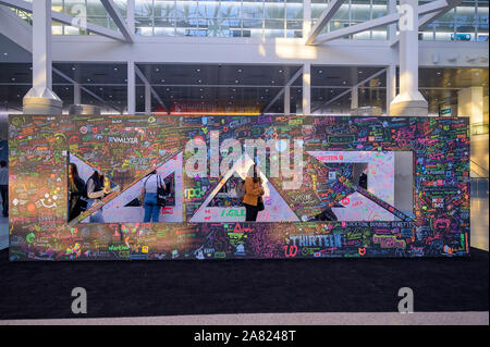 Los Angeles, Californie, USA. 4ème Nov, 2019. Les participants de l'Adobe MAX 2019 ont été accueillis par trois murs qui forment le logo de la conférence et a encouragé à les signer. Adobe MAX est la vitrine annuelle tenue par Adobe Systems pour présenter ses dernières avancées à la communauté des créateurs et le grand public. 2019 L'événement a eu lieu au Los Angeles Convention Centre du 2-4 novembre. Credit : Stan Sholik/ZUMA/Alamy Fil Live News Banque D'Images