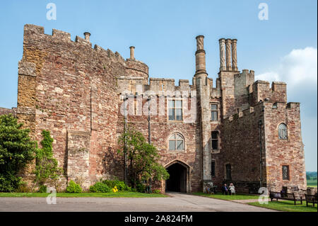 Château de Berkeley, dans le comté de Gloucestershire, Angleterre. Construit pour défendre l'estuaire de la Severn et la frontière galloise et réputé site de l'assassinat d'Édouard II Banque D'Images