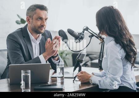 Animateur de radio sérieuse interviewer young businesswoman in studio de diffusion Banque D'Images