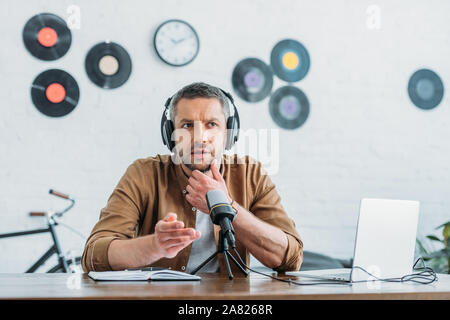 Animateur de radio réfléchie dans l'enregistrement de podcast casque studio de radiodiffusion Banque D'Images