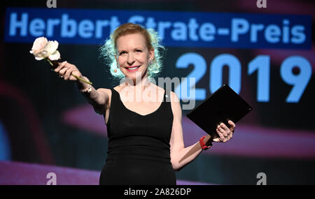 Cologne, Allemagne. 05Th Nov, 2019. Laudator Sunnyi Melles sera sur scène lors de la cérémonie de remise des Prix du Programme cinéma 2019. Credit : Henning Kaiser/dpa/Alamy Live News Banque D'Images