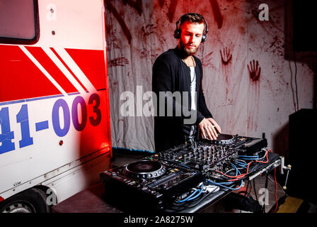 DJ joue live set et le mixage de la musique sur la console de la platine à l'étape de la boîte de nuit. Disc Jokey Mains sur un mixer de son club à la station de travail. DJ mixer Banque D'Images