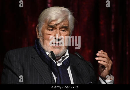 Cologne, Allemagne. 05Th Nov, 2019. L'acteur Mario Adorf tient à remercier le Herbert Strate Prix pour la remise des prix du programme Cinéma 2019 lors d'un événement. Credit : Henning Kaiser/dpa/Alamy Live News Banque D'Images