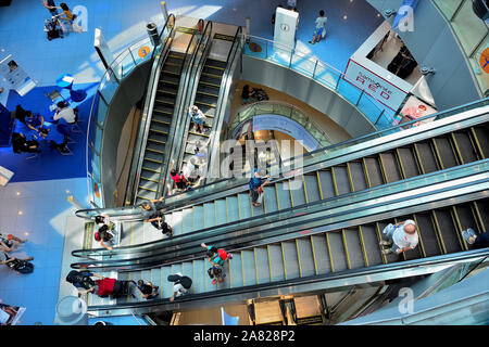 Singapour - 29 septembre 2019 : Vue aérienne de l'arbre d'escalator moderne à Vivo City Shopping Centre avec les consommateurs Banque D'Images