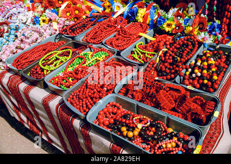 Perles rouges en bois. Vivement. Banque D'Images