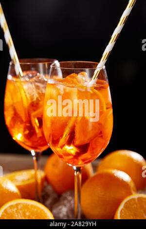 Aperol Spritz, dans les verres et des oranges sur fond noir Banque D'Images