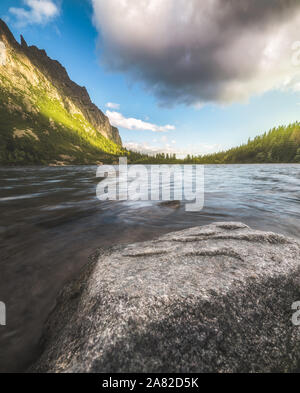Lac de montagne avec Rock en premier plan et partiellement allumé Hill. Poprad Tarn, Hautes Tatras, en Slovaquie. Banque D'Images