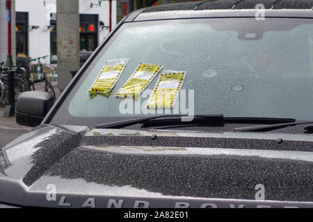 Une voiture avec 3 places de parking, ou de pénalité Avis Importants sur le pare-brise, Birmingham, Angleterre, RU Banque D'Images