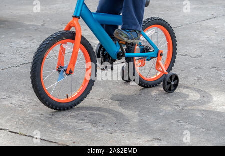 Équitation enfant son premier vélo avec roues de formation Banque D'Images