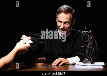 Portrait de femme de donner pot-de-vin pour juger isolated on black Banque D'Images