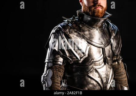 Portrait de chevalier en armure isolated on black Banque D'Images