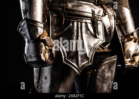 Portrait de chevalier en armure isolated on black Banque D'Images