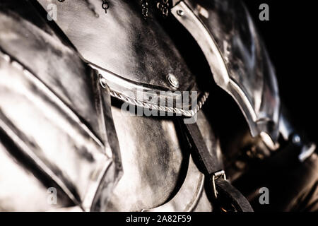 Portrait de chevalier en armure isolated on black Banque D'Images