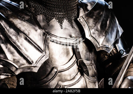 Portrait de chevalier en armure isolated on black Banque D'Images