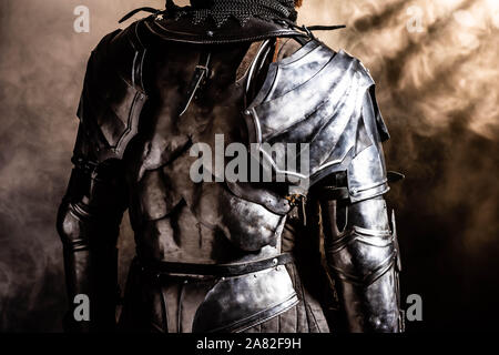 Portrait de chevalier en armure sur fond noir Banque D'Images