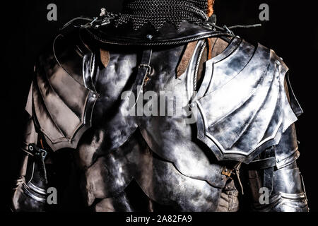 Portrait de chevalier en armure isolated on black Banque D'Images