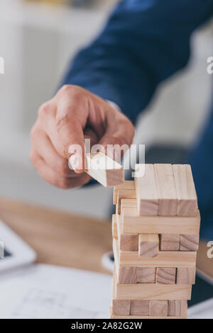 Portrait of businessman mettre une cale en bois de la pile Banque D'Images