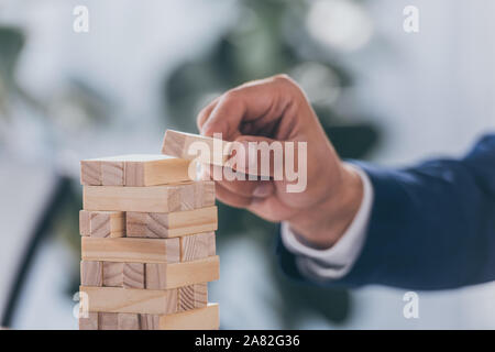 Portrait of businessman mettre une cale en bois de la pile Banque D'Images