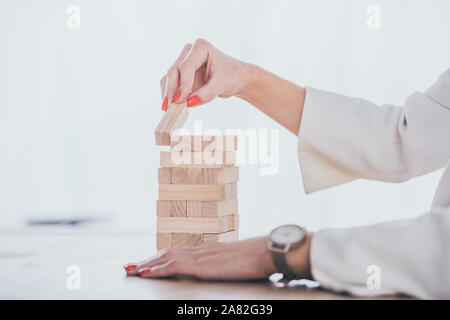 Portrait of businesswoman mettre une cale en bois de la pile Banque D'Images