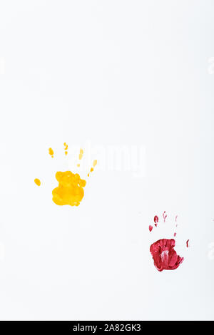 Imprime la main rouge et jaune sur blanc Banque D'Images