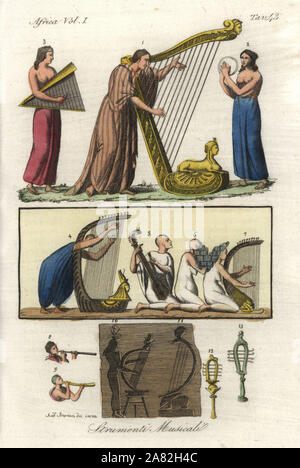 Instruments de musique de l'Égypte ancienne. Musiciens en jouant des harpes, des tuniques lâche théorbe, corne, sistre et tambourin. La gravure sur cuivre coloriée par Andrea Bernieri de Giulio Ferrrario Costumes d'Antique et de moderne de tous les peuples (Il Costume Antico e Moderno di tutti i Popoli), Florence, 1843. Banque D'Images