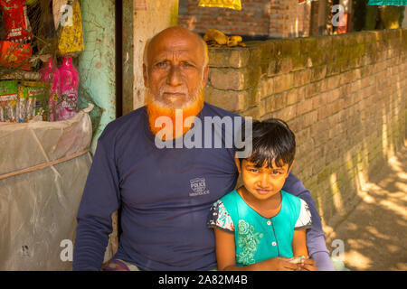 Homme de l'Asie du Sud avec Barbe grise et tête à tête, assis avec sa petite fille Banque D'Images