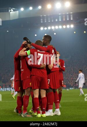 Liverpool. Nov 6, 2019. Les joueurs de Liverpool célébrer au cours de l'UEFA Champions League Groupe E soccer match entre Liverpool FC et KRC Genk à Anfield à Liverpool, Angleterre le 5 novembre 2019. Source : Xinhua/Alamy Live News Banque D'Images