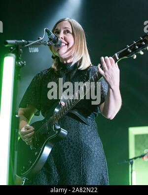 Octobre 25, 2019, Washington, D.C., États-Unis : CORIN TUCKER de Sleater-Kinney fonctionne à l'hymne national à Washington, D.C. (crédit Image : © Kyle Gustafson/Zuma sur le fil) Banque D'Images