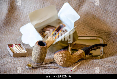 Et de rafles de pipes en écume de mer sur de la toile de jute Banque D'Images