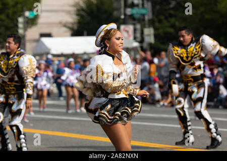 Washington DC, USA - 21 septembre 2019 : La Fiesta DC, danseurs boliviens effectuant la danse des contremaîtres pendant le défilé Banque D'Images