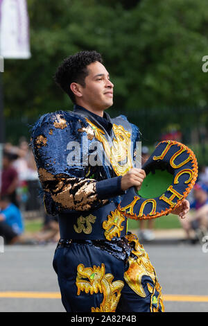 Washington DC, USA - 21 septembre 2019 : La Fiesta DC, danseurs boliviens effectuant la danse des contremaîtres pendant le défilé Banque D'Images