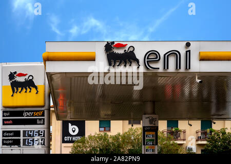 Bardolino, Italie - 10/31/2019 : Eni S.p.A. en allemand est une multinationale italienne Agip Oil and Gas Company basée à Rome. La station-service est Banque D'Images