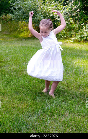 Barefoot Girl Dancing dans la cour arrière Banque D'Images