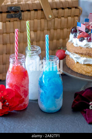 Dessert et boissons pour votre quatrième de juillet, fête. des fraises fraîches gâteau des anges avec des bleuets, fraises, cerises et crème fouettée, et Banque D'Images