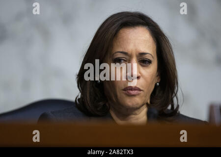 5 novembre, 2019, Washington, District of Columbia, United States USA : Le sénateur démocrate de Kamala Harris (Californie) parle comme le sous-secrétaire au Département de la sécurité intérieure David Glawe, Directeur du Federal Bureau of Investigation Christopher Wray, et directeur par intérim de la National Counterterrorism Center Russell Travers témoignent devant le comité du Sénat américain sur la sécurité intérieure et les affaires gouvernementales sur la colline du Capitole à Washington, D.C., États-Unis, le Mardi, Novembre 5, 2019.. .Crédit : Stefani Reynolds / CNP/AdMedia (crédit Image : © Stefani Reynolds/AdMedia ZUMA via wifi Banque D'Images