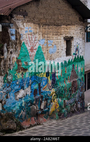 Une murale peinte aux couleurs vives sur le mur d'une maison d'Adobe à San Pedro la Laguna, Guatemala. Banque D'Images