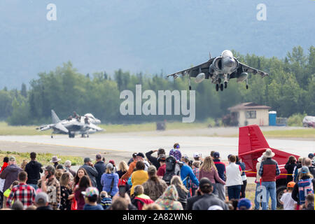 Un United States Marine Corps AV-8B Harrier effectue une démonstration à l'Arctique 2018 Thunder meeting aérien. Banque D'Images