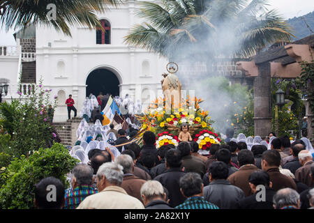 Procession catholique de la Vierge de Carmen à San Pedro la Laguna, Guatemala. Les femmes en robe blanche traditionnelles mayas avec mantilles sur leur tête Banque D'Images