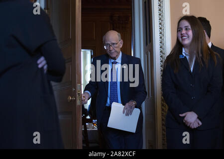 5 novembre, 2019, Washington, District of Columbia, United States USA : Le sénateur Pat Roberts (républicain du Kansas) part du Sénat républicain de déjeuners sur la colline du Capitole à Washington, D.C., États-Unis, le Mardi, Novembre 5, 2019.. .Crédit : Stefani Reynolds / CNP/AdMedia (crédit Image : © Stefani Reynolds/AdMedia via Zuma sur le fil) Banque D'Images