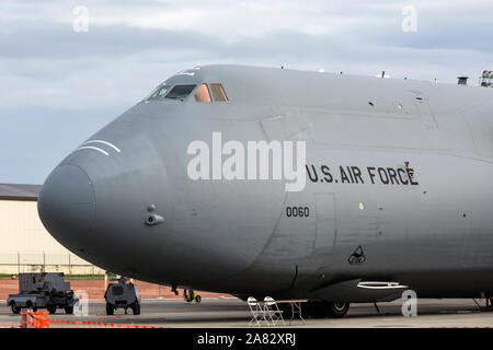 Un United States Air Force C-5 Galaxy se trouve en exposition statique à l'Arctique 2018 Thunder meeting aérien. Banque D'Images