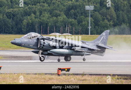 Un United States Marine Corps AV-8B Harrier effectue une démonstration à l'Arctique 2018 Thunder meeting aérien. Banque D'Images