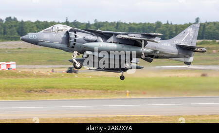 Un United States Marine Corps AV-8B Harrier effectue une démonstration à l'Arctique 2018 Thunder meeting aérien. Banque D'Images