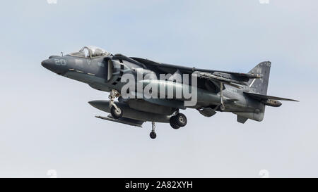 Un United States Marine Corps AV-8B Harrier effectue une démonstration à l'Arctique 2018 Thunder meeting aérien. Banque D'Images